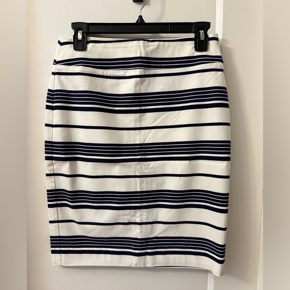 RW & CO CREAM STRETCHY PULL-UP SKIRT WITH DARK BLUE STRIPES